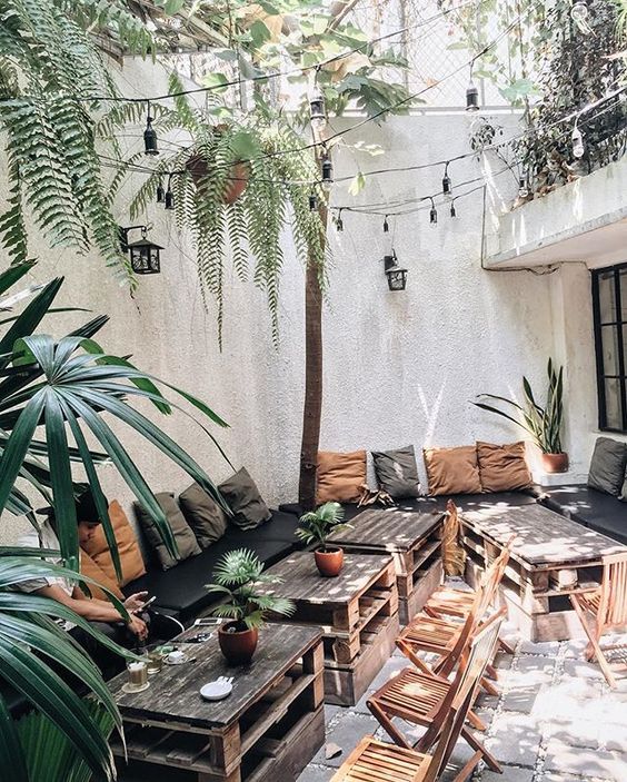 Quán cafe bằng gỗ pallet với phong cách sân vườn