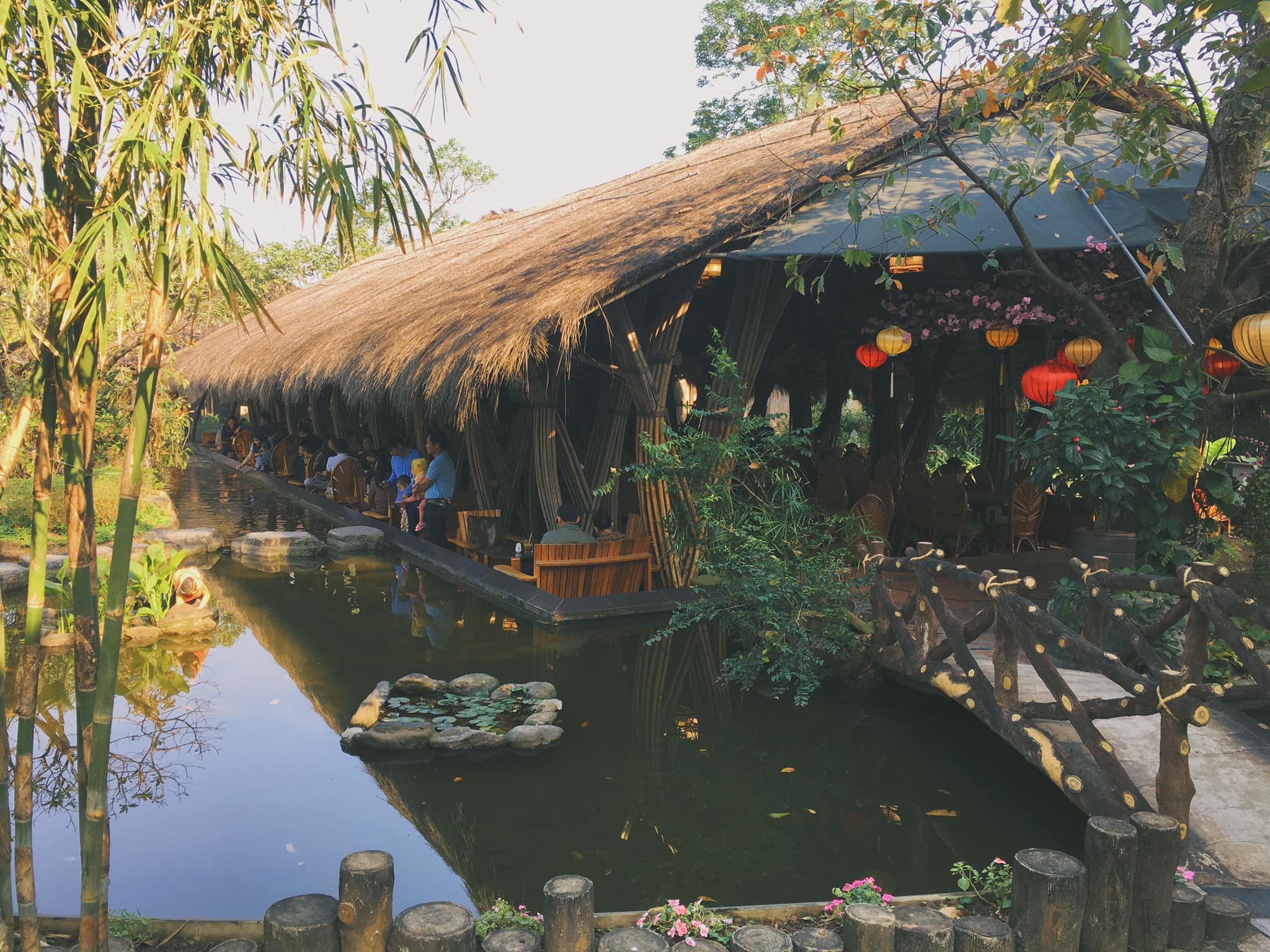 Quán cafe mái lá với phong cách sân vườn nổi bật
