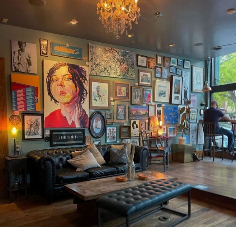 Không gian quán cà phê được trang trí bằng những bức tranh ảnh nghệ thuật treo tường, vừa tạo điểm nhấn thị giác độc đáo vừa mang đến bầu không khí tinh tế 