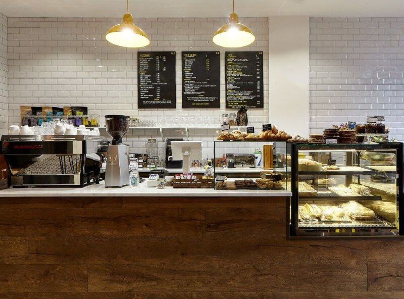 Gỗ thông với tông màu tự nhiên mang đến vẻ mộc mạc, gần gũi cho thiết kế quầy bar  