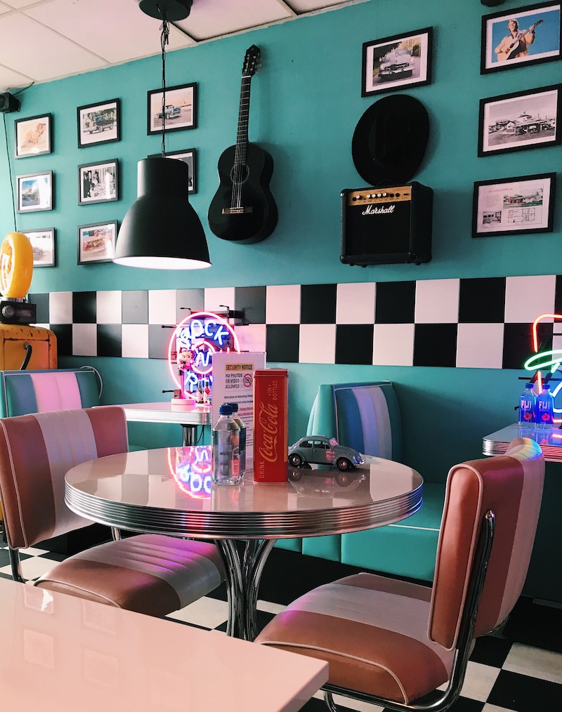 Cây đàn guitar và chiếc amply Marshall trên tường gợi lên tinh thần của nhạc Rock 'n' Roll hơi cổ điển,.. đã thể hiện rõ nét đẹp thời xưa cũ, đậm chất retro