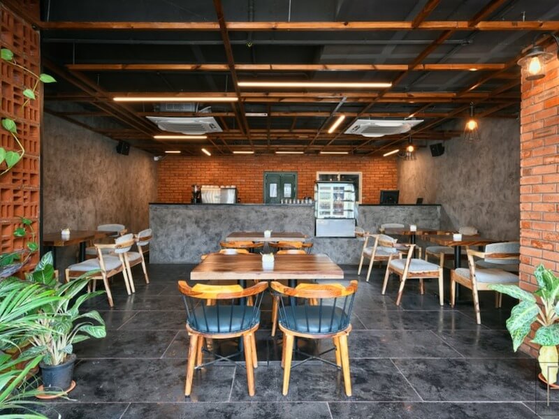 Quán cafe phong cách Tropical có diện tích nhỏ nhưng vẫn nổi bật nhờ sự phối hợp hài hòa giữa màu sắc, cây xanh và vật liệu tự nhiên, mang đậm tinh thần vùng nhiệt đới