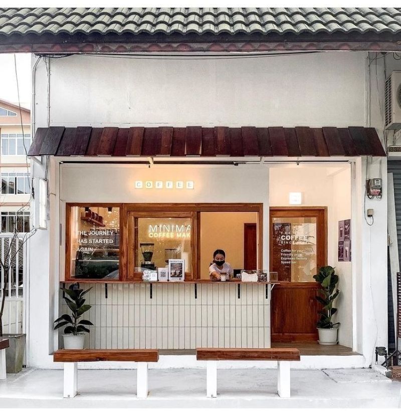 Quầy pha chế sử dụng gam màu trắng kết hợp cửa sổ phục vụ mở ra không gian giao tiếp thân thiện, phù hợp với mô hình cafe take-away hoặc quán nhỏ trong khu phố