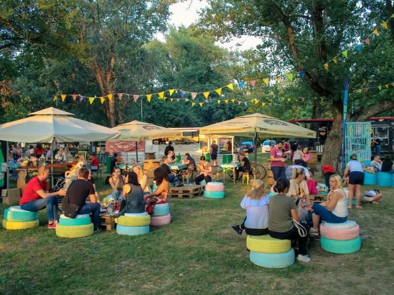 Việc trang trí bằng lốp xe tái chế tạo nên sự khác biệt, giúp quán cafe dễ dàng ghi dấu ấn trong lòng khách hàng 