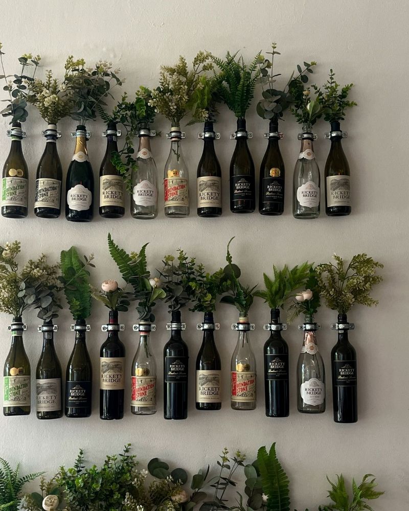 Chai thủy tinh nhiều màu sắc treo thành cụm có thể trở thành điểm nhấn độc đáo, khiến quán cafe thêm phần cá tính và khác biệt 