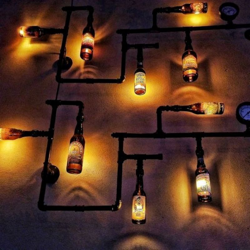 Những chiếc chai thủy tinh gắn đèn dây bên trong sẽ trở thành món decor bắt mắt, phù hợp cho cả không gian ban ngày lẫn buổi tối