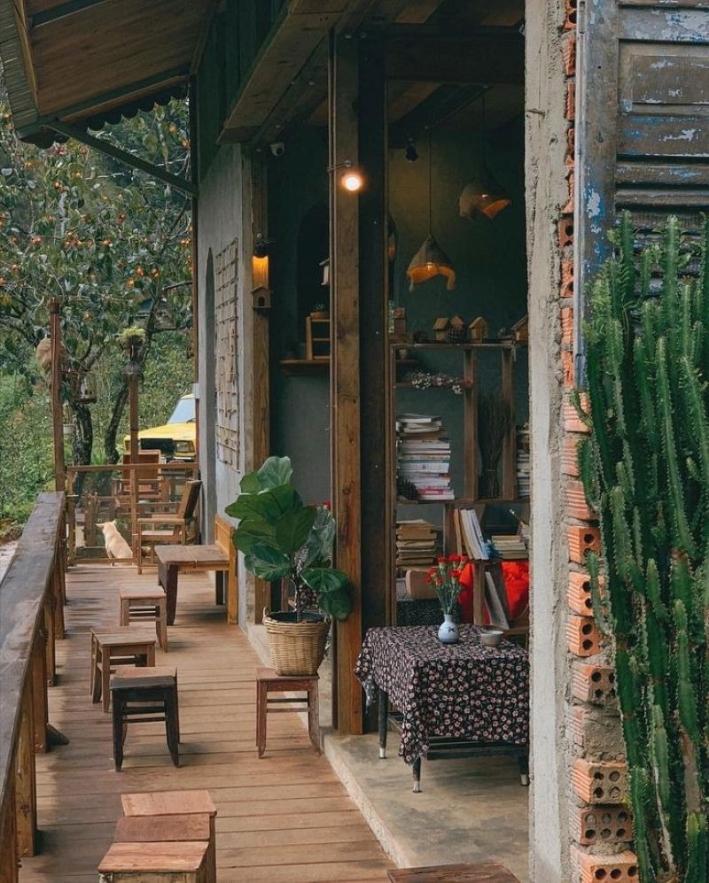 Phong cách quán cafe “sân vườn làng quê” với góc ban công gỗ ấm cúng, phù hợp để nhâm nhi ly cà phê và đọc sách