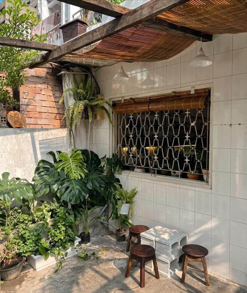 Lựa chọn phong cách vintage là giải pháp lý tưởng cho chủ đầu tư ngân sách hạn chế, vì có thể tận dụng bàn ghế cũ hoặc mua đồ thanh lý mà vẫn giữ được nét thẩm mỹ riêng 