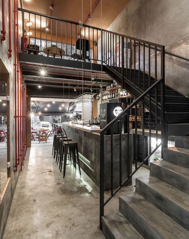 Phong cách Industrial trong quán cafe khung thép 2 tầng không chỉ là thiết kế, mà còn là trải nghiệm – nơi mọi thứ đều để lộ, thô mà đẹp, giản dị mà có chiều sâu
