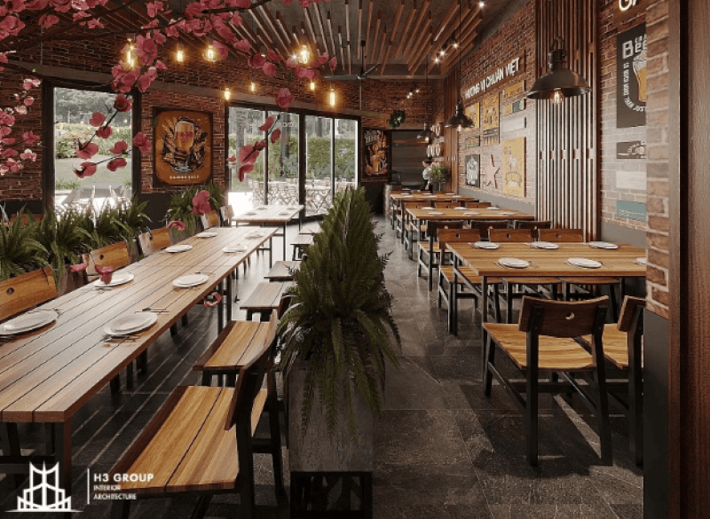 Không gian nhà hàng bia Phương Thảo tập trung vào thi công tường gạch thô, nội thất gỗ mộc và hệ tranh tường đồng bộ, mang đậm bản sắc Việt