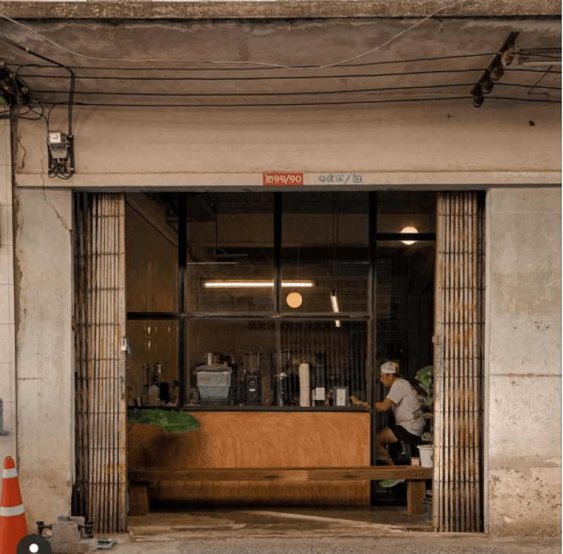 Phong cách Industrial còn phù hợp với đồ nội thất thanh lý, bàn ghế sắt gỗ đơn giản – giảm chi phí mà vẫn giữ được sự cá tính, phá cách