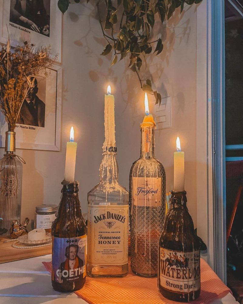 Việc sử dụng chai lọ thủy tinh tạo sự đồng nhất cho phong cách decor DIY, mang đến nét thủ công và dấu ấn riêng cho quán cafe