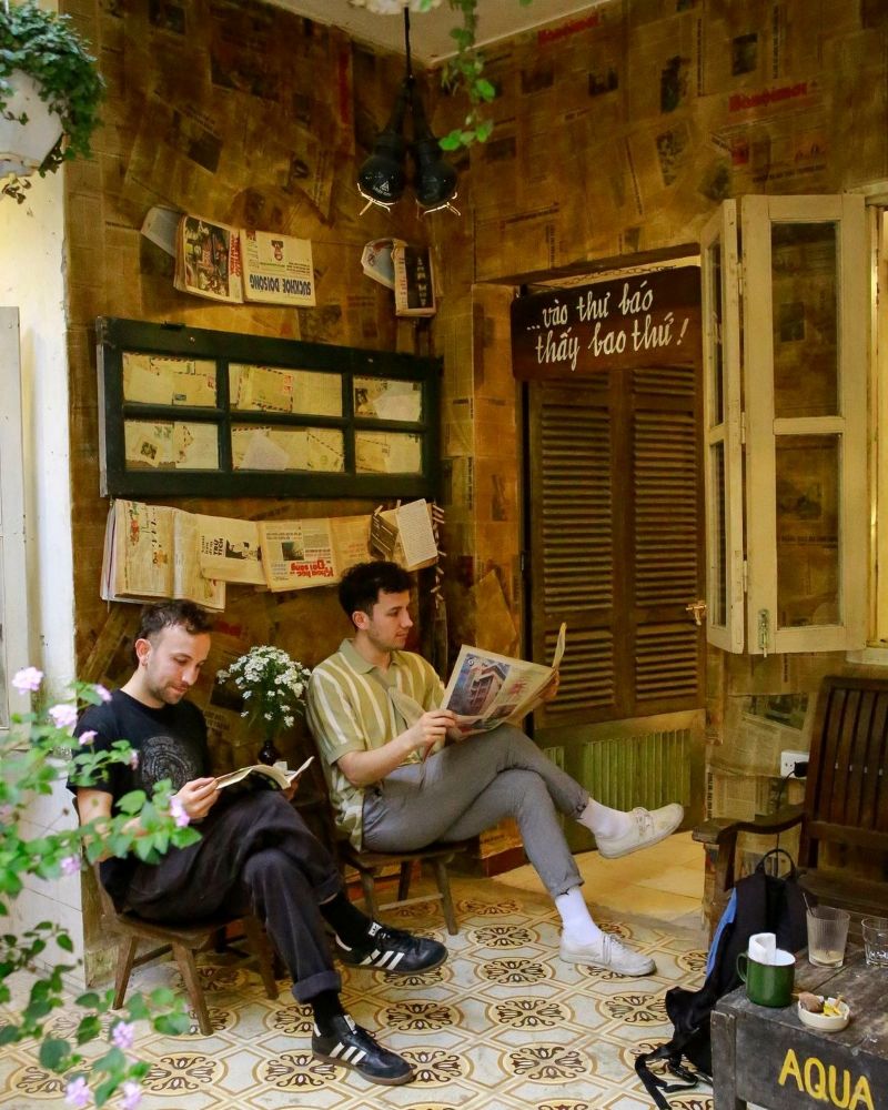 Báo cũ dùng làm giấy dán tường mang lại nét vintage độc đáo, giúp không gian quán trở nên khác biệt và giàu cá tính 