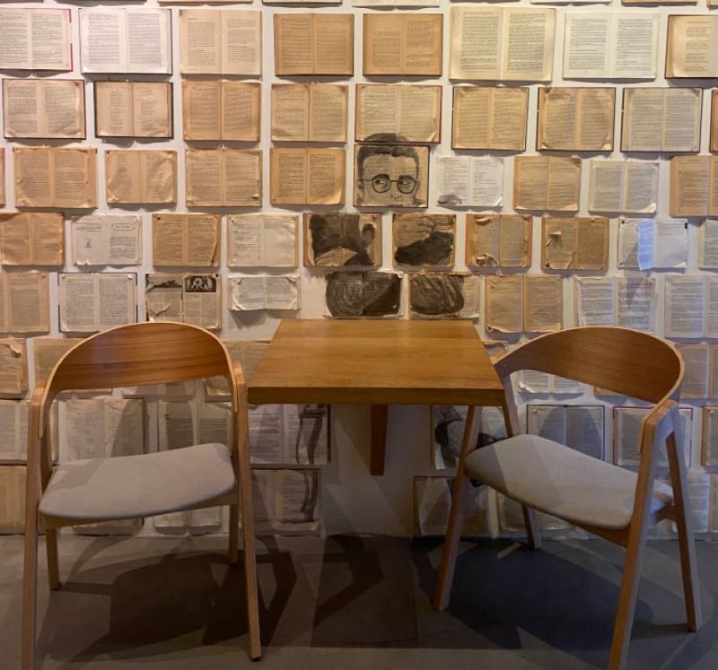 Bức tường decor bằng sách cũ có thể trở thành background sống ảo độc đáo, thu hút giới trẻ đến check-in