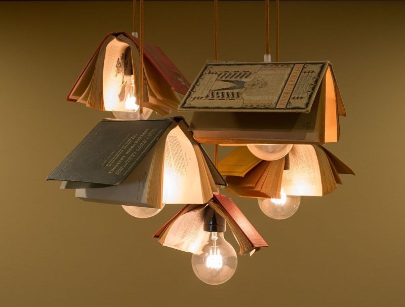 Những chiếc đèn được decor cùng sách cũ có thể trở thành điểm nhấn độc đáo, vừa mang tính nghệ thuật vừa tạo bầu không khí ấm áp và hoài niệm cho quán cafe