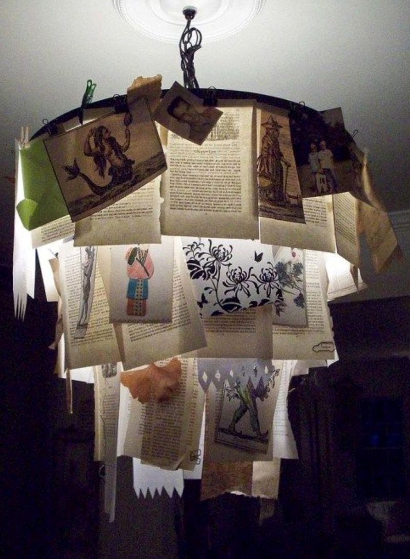 Những trang sách cũ treo quanh đèn mang đến hiệu ứng ánh sáng lạ mắt, vừa vintage vừa nghệ thuật, tạo cảm giác gần gũi và khơi gợi sự tò mò cho khách hàng 