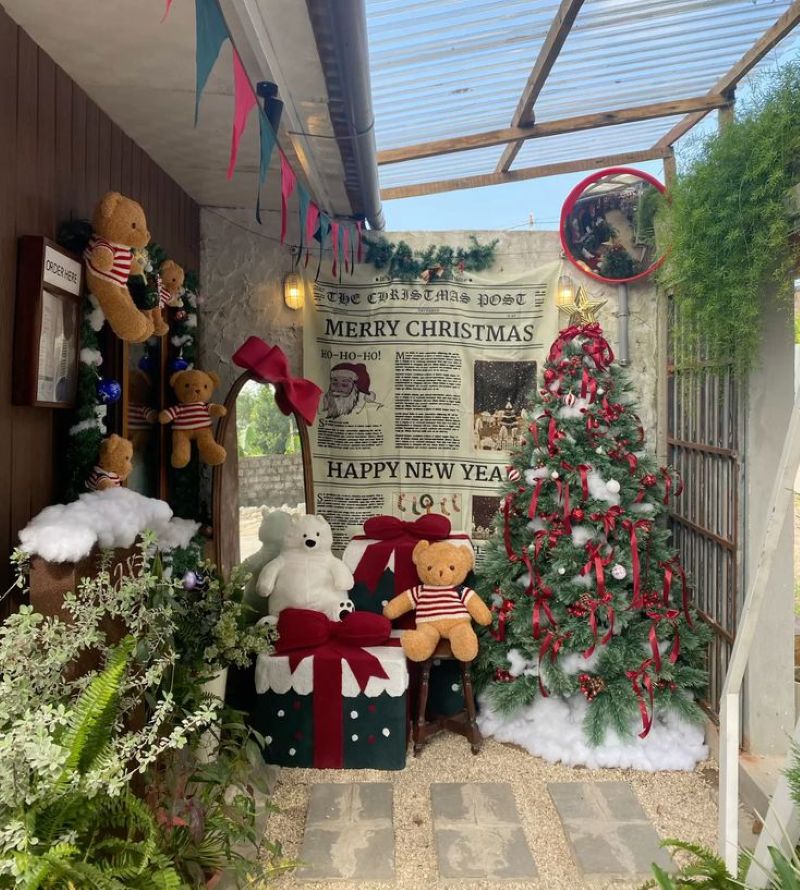 Gấu bông Noel đặt gần cây thông sẽ tạo nên không khí vui tươi, khiến quán trở nên thân thiện và giàu cảm xúc 