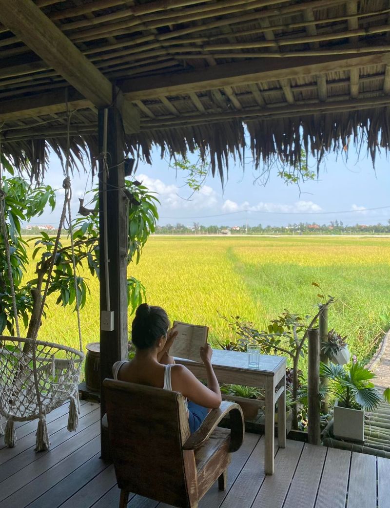 Quán sân vườn sở hữu góc nhìn ôm trọn khung cảnh đồng quê, mang hơi thở của gió và mùi thơm của lúa mới