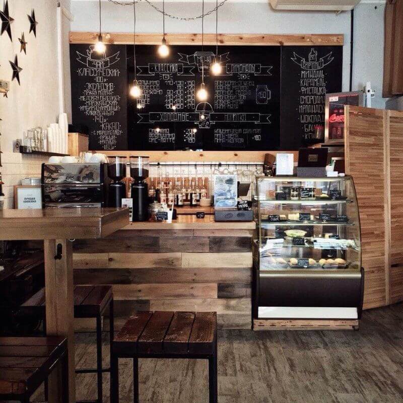 Vân gỗ rõ nét kết hợp với cách ốp các tấm gỗ ngang từ nhiều miếng nhỏ ghép lại, tạo nên vẻ đẹp mộc mạc, chân thực và phảng phất nét "chắp vá" đầy cá tính  