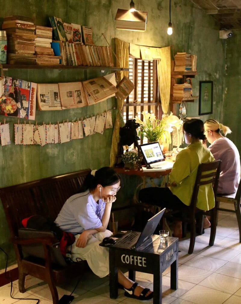 Cafe sách cũ phù hợp với ngân sách 300 triệu vì dễ tận dụng bàn ghế, kệ, sách cũ để tiết kiệm chi phí mà vẫn tạo không gian hoài niệm, thu hút 