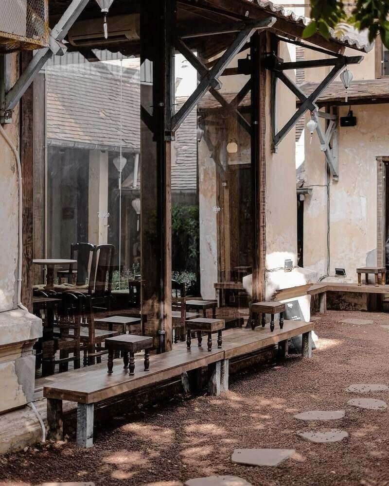 Quán cafe ngồi bệt hướng ra vườn xanh mát, tạo không gian thư giãn, gần gũi với thiên nhiên và thoáng đãng cho khách hàng