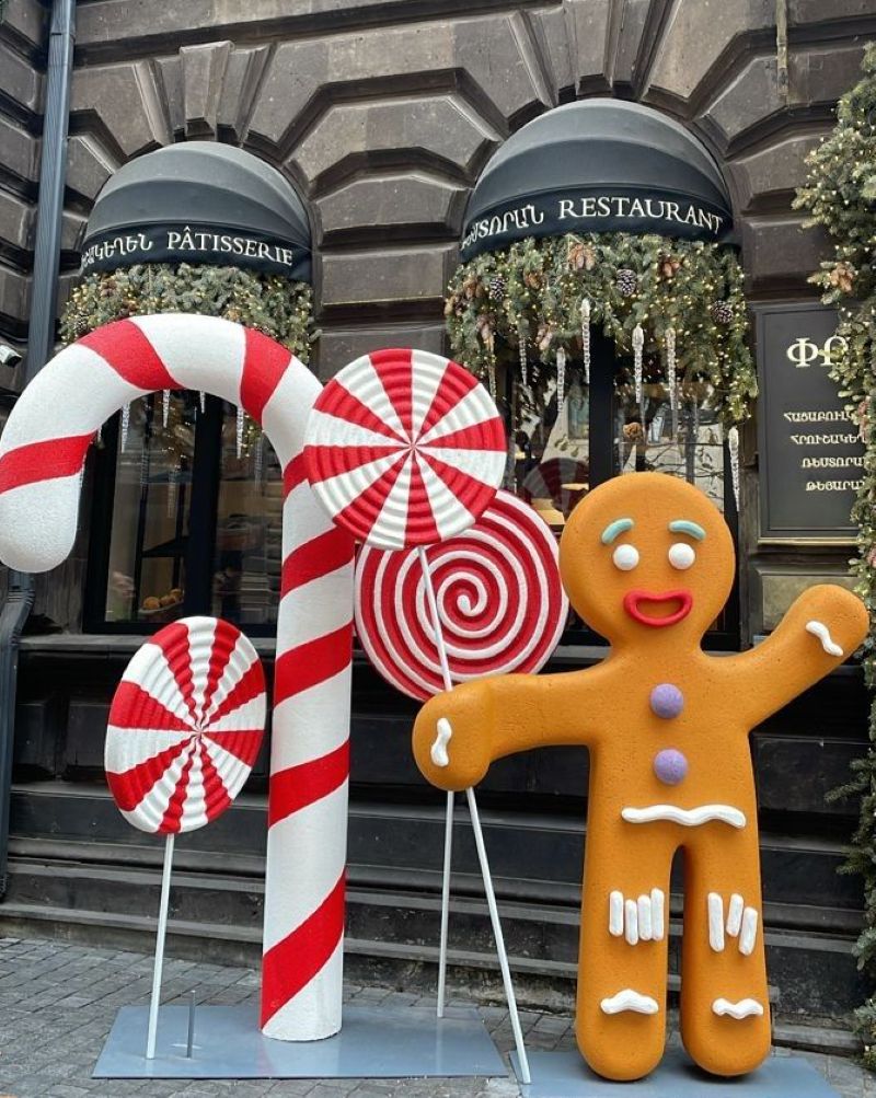 Mặt tiền quán cafe được trang trí rực rỡ mùa Noel với cây thông, hộp quà, bánh quy gừng và những cây kẹo noel khổng lồ, mang lại không khí lễ hội ấm áp và đầy cuốn hút 