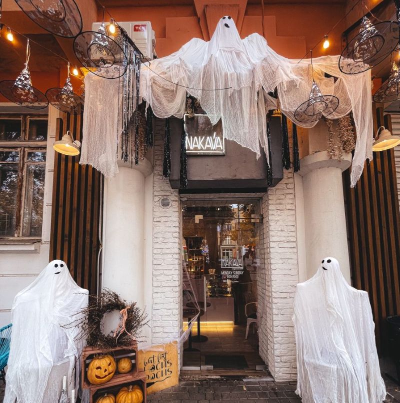 Quán cà phê dịp Halloween được trang trí ấn tượng với tạo hình bóng ma ngay cửa ra vào, tạo cảm giác vừa rùng rợn vừa thú vị, thu hút khách ghé thăm 