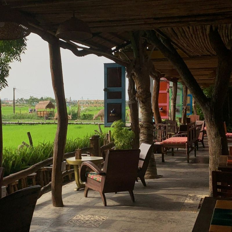 Tận hưởng ly cà phê giữa không gian sân vườn mở, phóng tầm mắt ra cánh đồng xanh mướt, nghe tiếng gió thì thầm qua bờ lúa giúp khách hàng xua tan muộn phiền