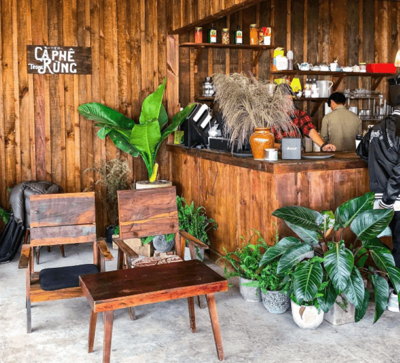 Với tông màu pha trộn giữa các mảng sáng và tối, gỗ thông làm nổi bật vẻ đẹp qua từng thanh gỗ ghép, tạo nên tổng thể sống động và đầy cuốn hút  