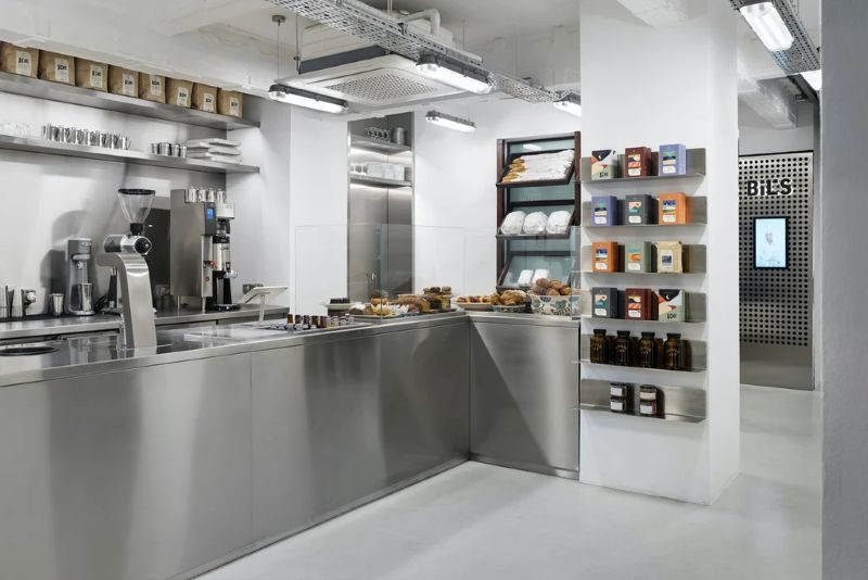 Thiết kế quầy bar inox sáng bóng phù hợp với không gian hiện đại và chuyên nghiệp