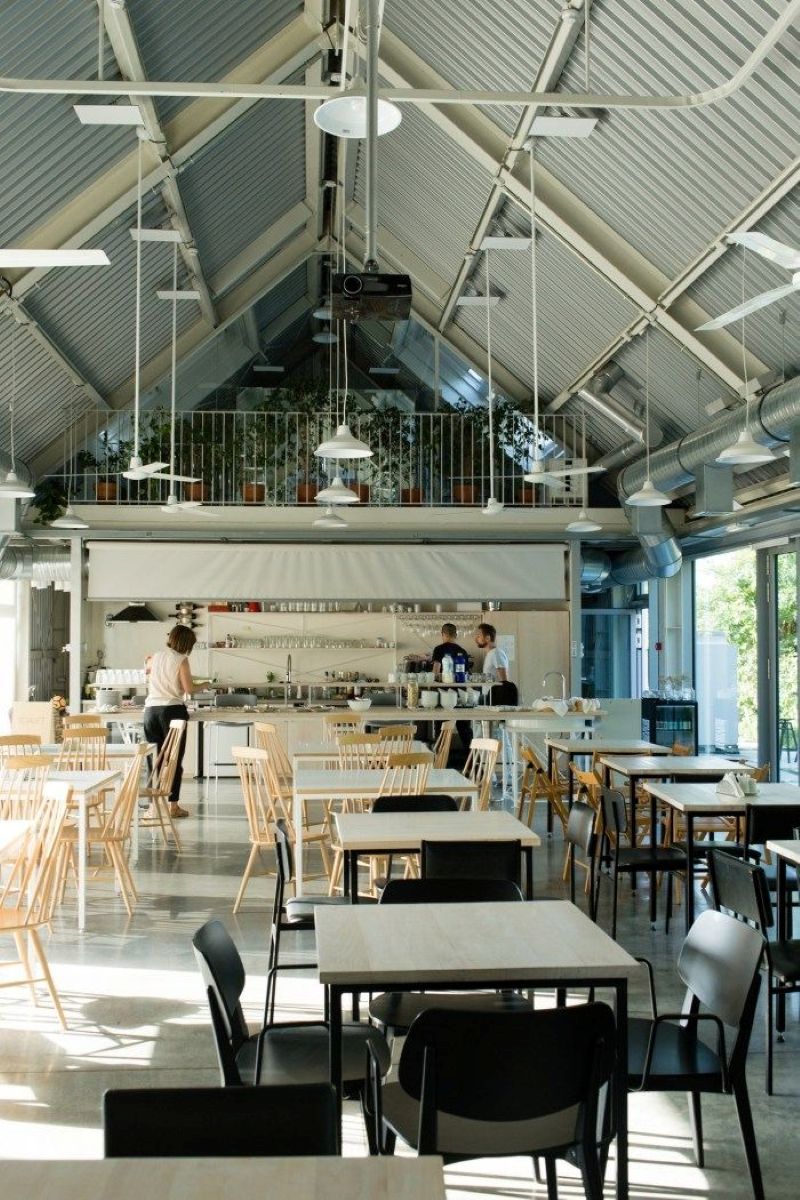 Quán cafe khung thép 2 tầng phong cách hiện đại tận dụng tối đa ánh sáng tự nhiên nhờ hệ cửa kính lớn, tạo cảm giác không gian mở thoáng đãng 