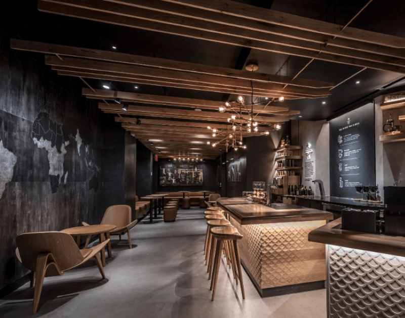 Thiết kế quán cafe nhà ống phong cách Industrial kết hợp giữa chất liệu gỗ và bê tông thô, cùng hệ thống đèn chiếu sáng độc đáo, tạo nên vẻ đẹp sang trọng và đầy cá tính.