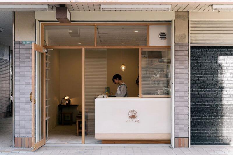 Phong cách thiết kế Minimalism chỉ cần một vài điểm nhấn như tranh line art, cây xanh hoặc đèn thả trần là đủ để tạo cá tính