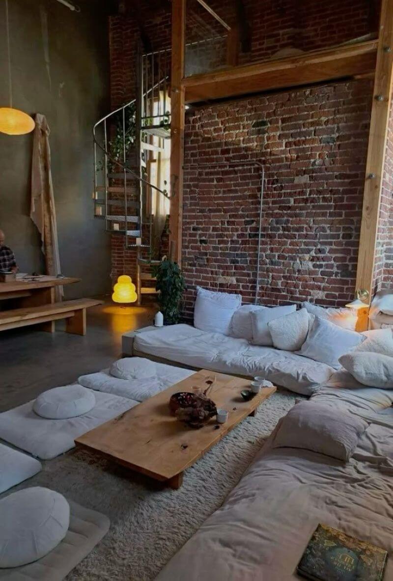 Quán cafe ngồi bệt với đệm vải êm ái và bàn gỗ, tạo không gian ấm cúng, thoải mái và gần gũi cho khách