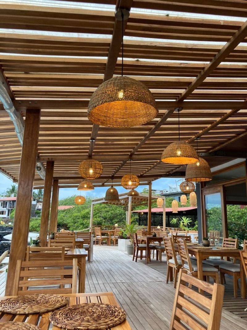 Đèn treo thủ công phong cách Bohemian tạo ánh sáng vàng dịu, phù hợp cho những buổi tối hẹn hò