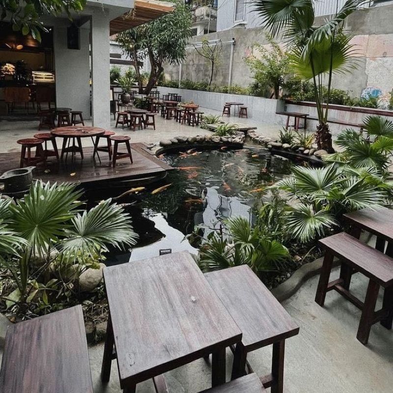 Những đường nét tối giản và gam màu trung tính trong thiết kế giúp quán cafe sân vườn kiểu Nhật toát lên vẻ an yên, mộc mạc mà tinh tế