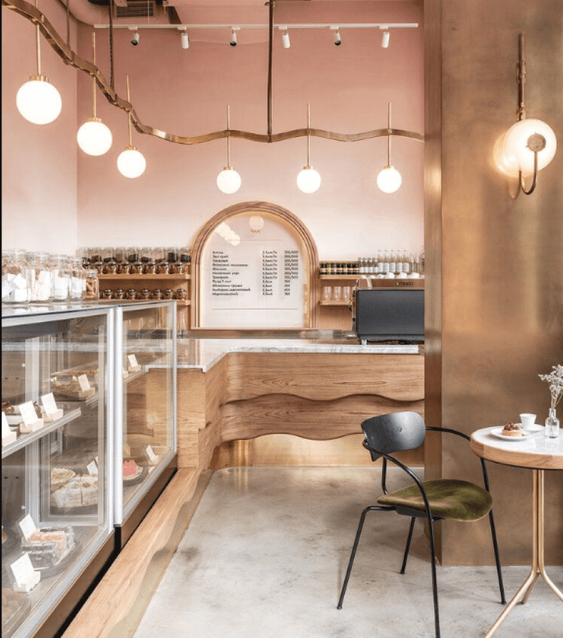 Quầy bar được tạo nên từ những mảnh gỗ thông không đồng đều với vân gỗ đa dạng và tự nhiên, mang đến vẻ đẹp mộc mạc, chân thật và đầy cá tính