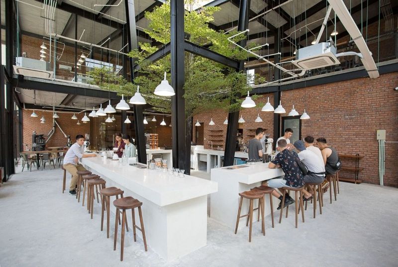 Quán cafe khung thép 2 tầng phong cách hiện đại mang đến trải nghiệm thị giác độc đáo với sự kết hợp giữa vật liệu công nghiệp và đường nét tinh giản  