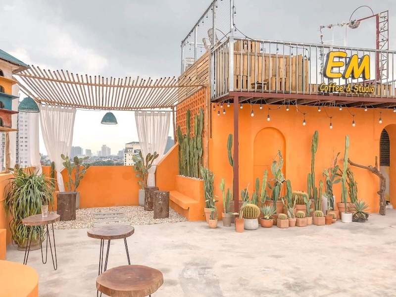 Quán cafe Bohemian rooftop mang lại trải nghiệm thư giãn cho khách yêu phong cách phóng khoáng và đầy màu sắc