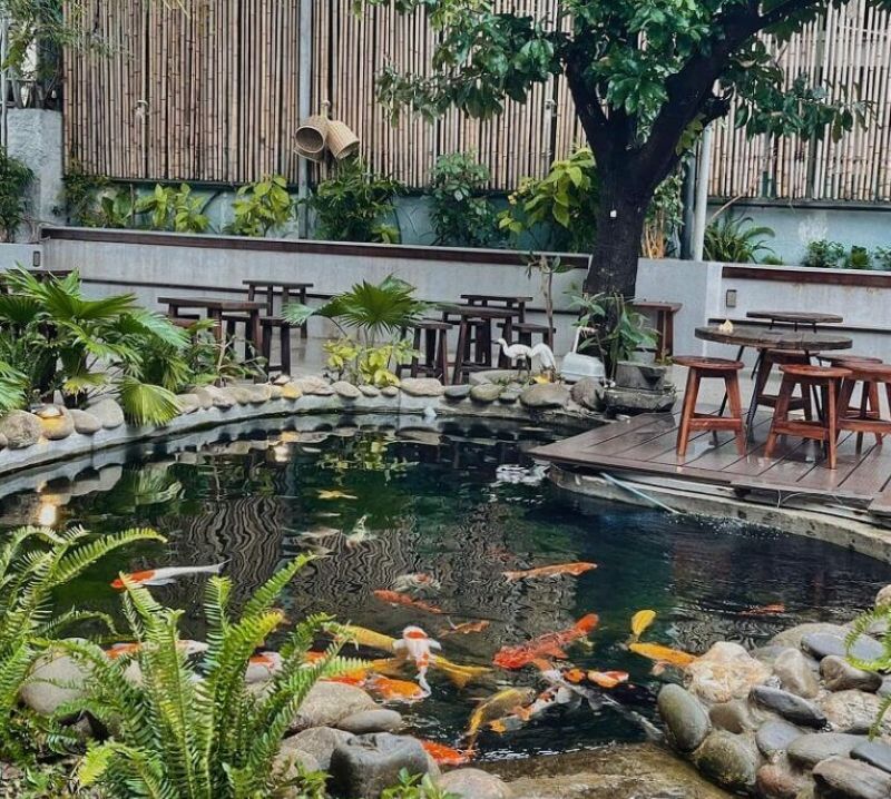 Quán cafe sân vườn phong cách Nhật Bản thu hút ánh nhìn bởi hồ cá Koi và vườn đá được chăm chút tỉ mỉ