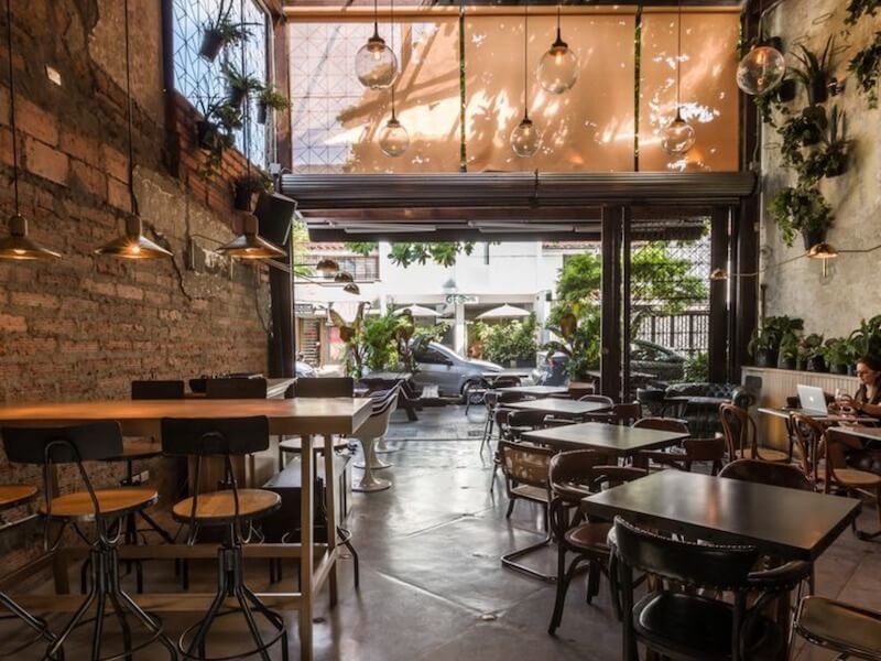 Quán cafe phong cách Tropical pha trộn tinh tế với chất liệu công nghiệp, tạo nên nét đẹp chấm phá industrial độc đáo