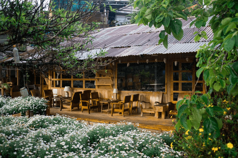 Quán cafe sân vườn phong cách Vintage nhẹ nhàng, đầy chất thơ với tôn xưa, cánh cửa gỗ cũ và vườn hoa nhỏ