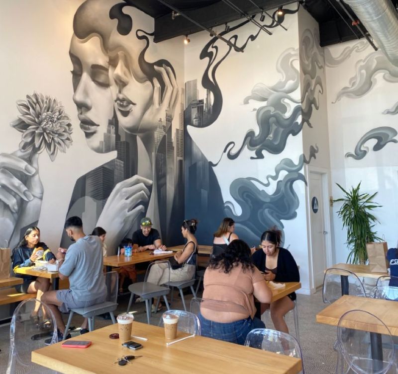 Mural painting mang đến bầu không khí sinh động, kích thích thị giác và cảm xúc của khách hàng 