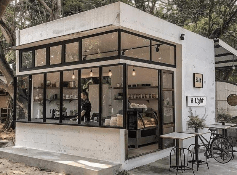 Thiết kế tối giản với kết cấu tiền chế giúp quán cafe gọn gàng, tiết kiệm chi phí mà vẫn tạo ấn tượng thị giác mạnh 