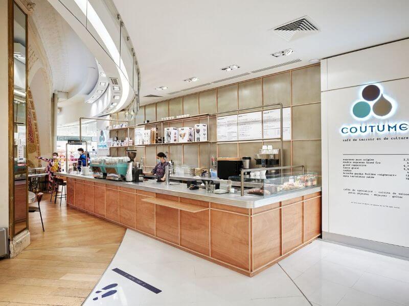 Gỗ thông được xử lý kỹ lưỡng về bề mặt và màu sắc, mang đến cho quầy bar vẻ hiện đại, gọn gàng nhưng vẫn giữ được nét mộc mạc, tự nhiên vốn có  