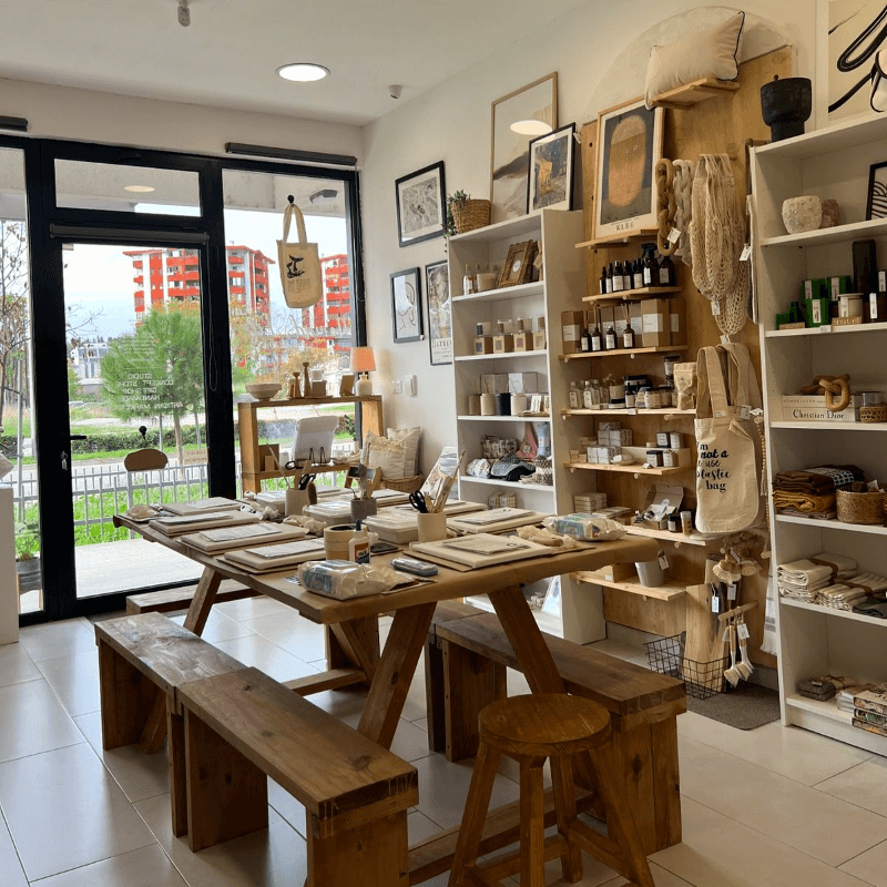 Mở quán cafe với 500 triệu kết hợp giữa cafe và workshop cuối tuần - thiết kế đơn giản, dễ biến đổi không gian tùy vào hoạt động.  