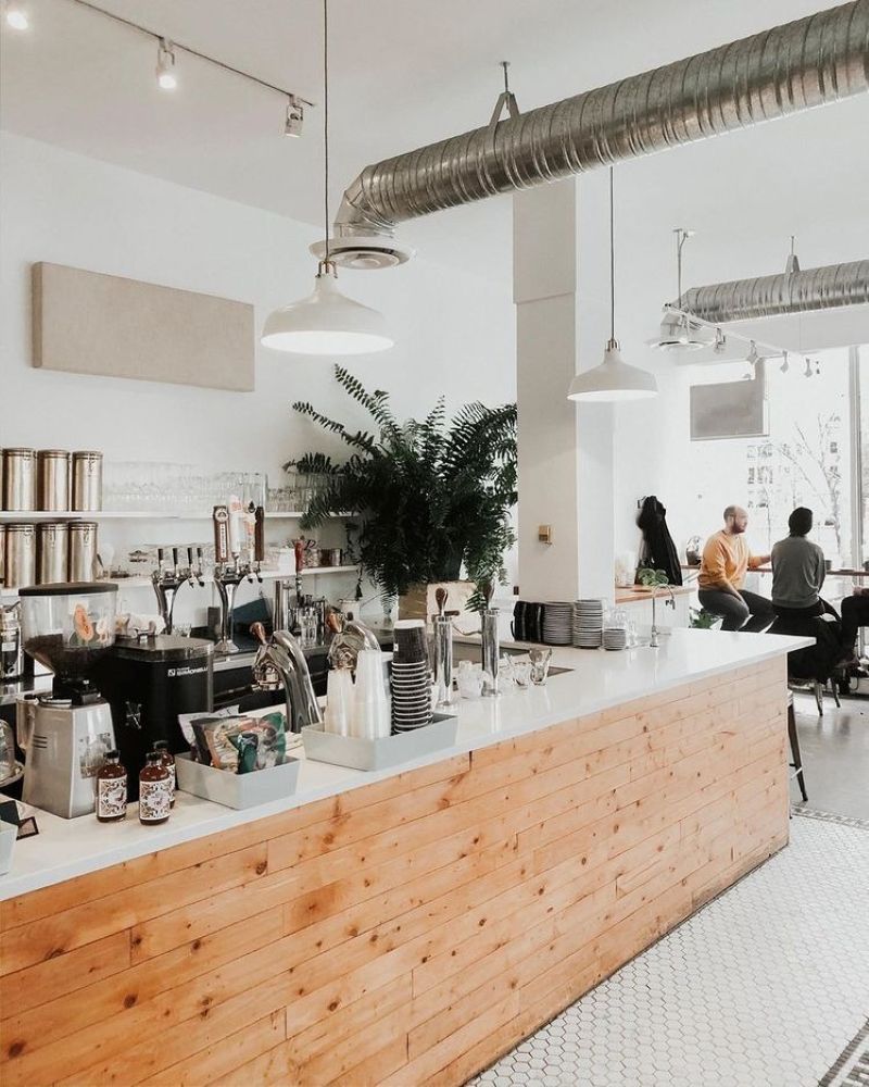 Với sắc vàng cam nhạt, mắt gỗ đặc trưng và các thanh gỗ ngang thô mộc, quầy bar mang vẻ đẹp tự nhiên và đầy cá tính  