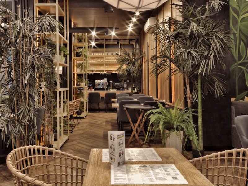 Quán cafe kết hợp giữa phong cách Tropical và Industrial tạo điểm nhấn ấn tượng bằng cách sử dụng những vật liệu gỗ, mây tre, cây cối và các phụ kiện trang trí thủ công