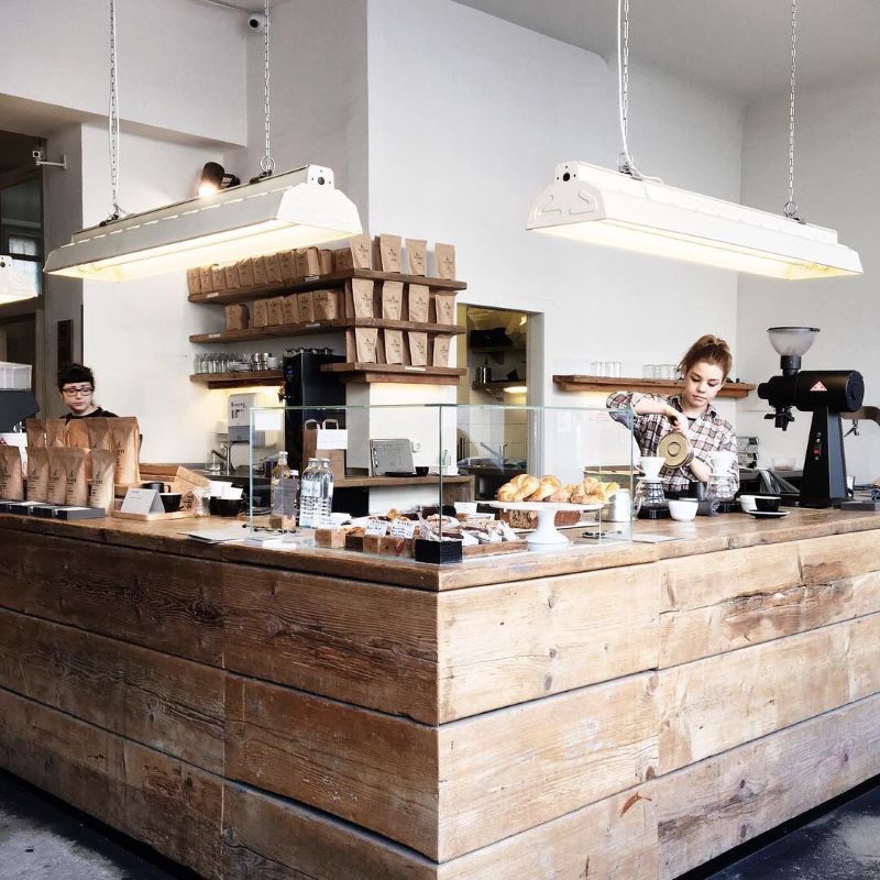 Các tấm gỗ thông với nhiều mắt gỗ và vết nứt tự nhiên tạo nên hiệu ứng "vintage" hoặc "rustic", mang đến vẻ đẹp mộc mạc, đậm chất hoài cổ cho quầy bar  