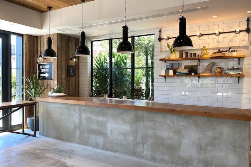 Sự thô mộc của vật liệu giúp quán giữ được vẻ bụi bặm đầy nghệ thuật